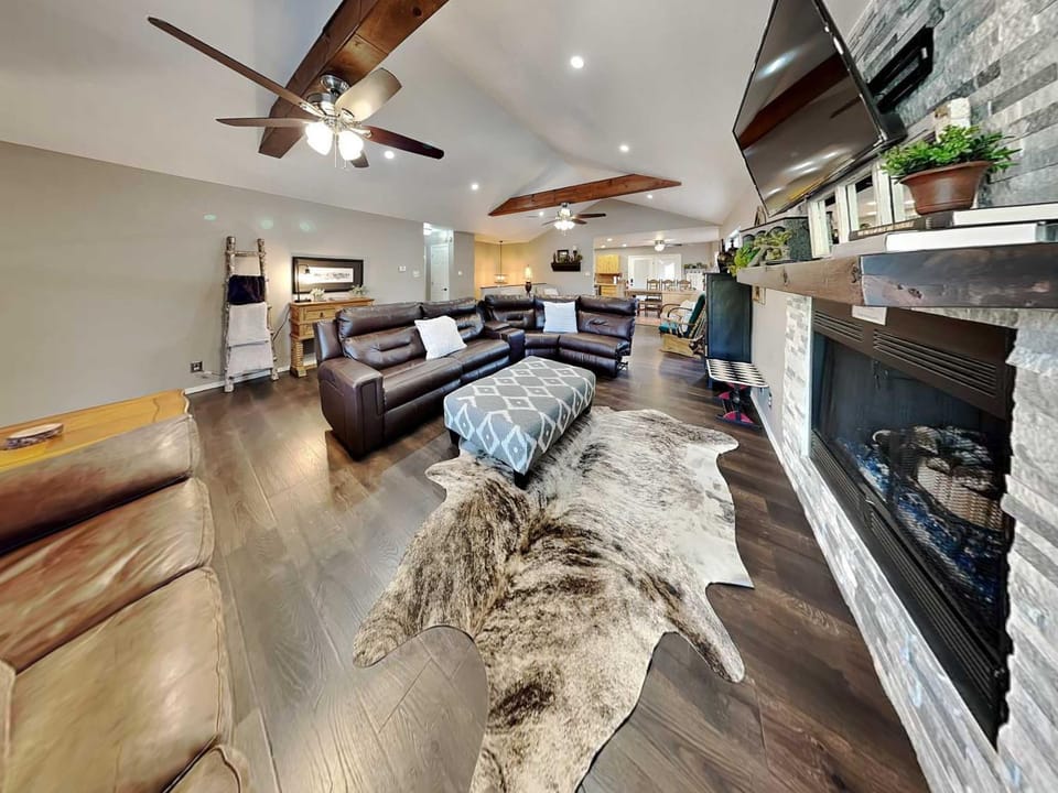 TV and multimedia, Living room, Seating area, fireplace, furniture
