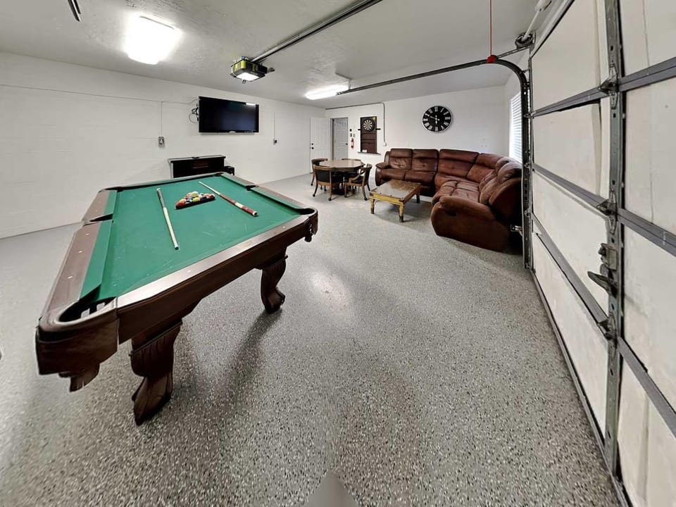 Billiard, Darts, Game Room, TV and multimedia, Living room, Seating area, furniture