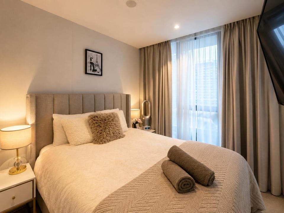 Monlando Luxury 3 Queen Suite with Private Hot Spa Parking Sleeps 6 Apartment in Southbank