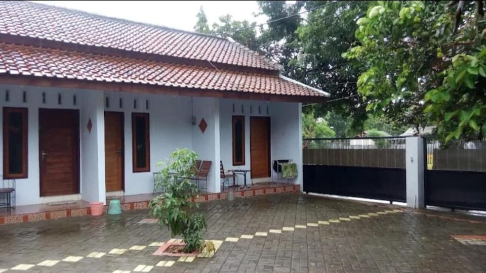 Umah isun guests house Bed and Breakfast in East Java