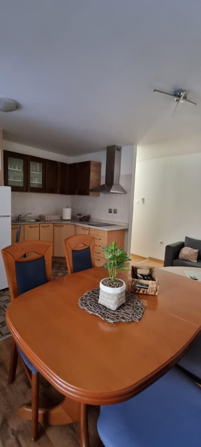 Kitchen or kitchenette, Seating area, Dining area, stove