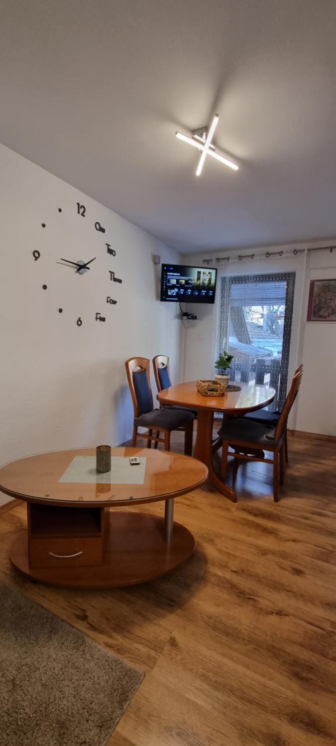 TV and multimedia, Living room, Seating area, Dining area