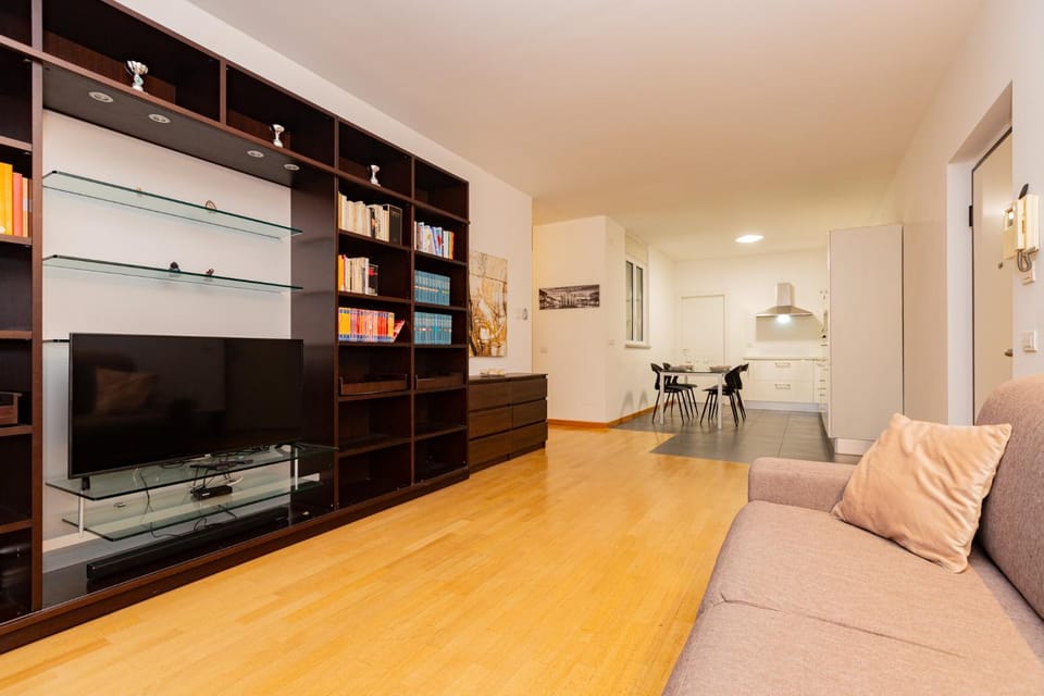 TV and multimedia, Kitchen or kitchenette, Living room, Seating area, Dining area