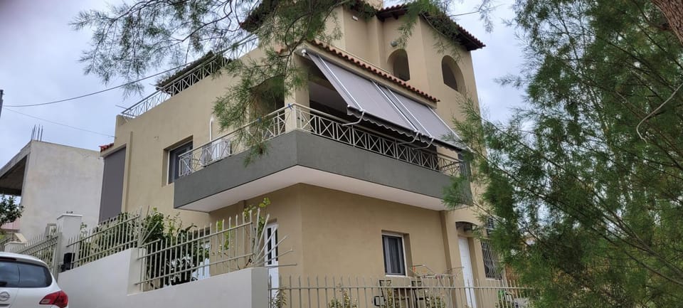 Property building, Day, Balcony/Terrace