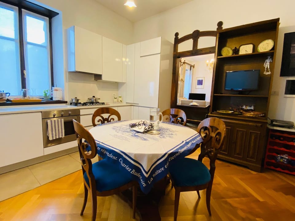 Kitchen or kitchenette, Dining area, minibar, pet friendly, stove
