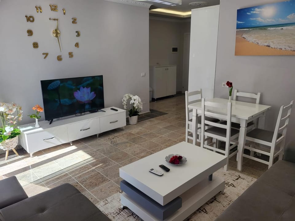 Communal lounge/ TV room, TV and multimedia, Living room, Seating area, Dining area, Evening entertainment