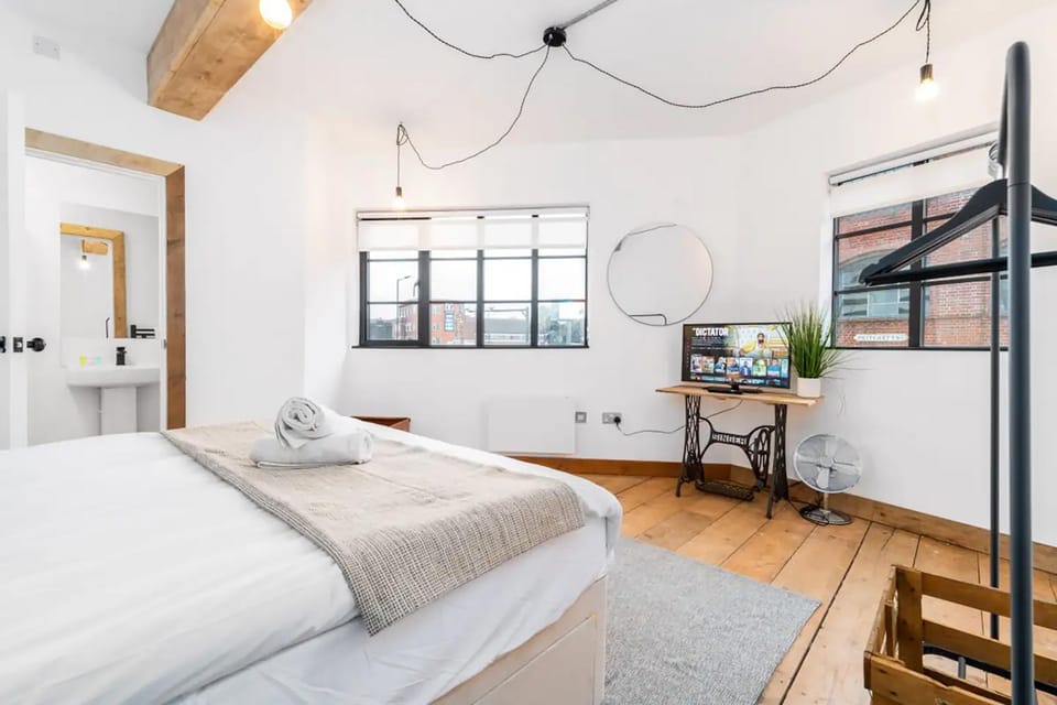 Property building, Bed, TV and multimedia, Photo of the whole room, Bedroom, hair dresser