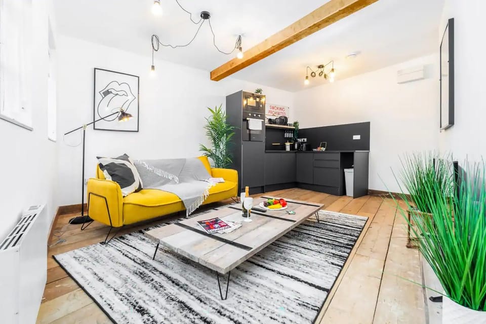 TV and multimedia, Kitchen or kitchenette, Living room, Seating area