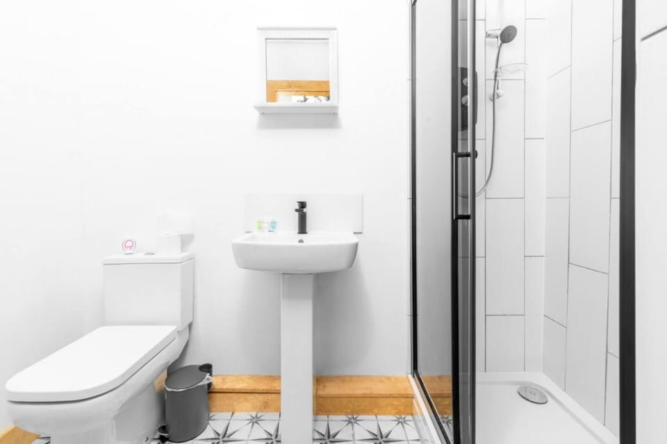 Shower, Toilet, Bathroom, towels
