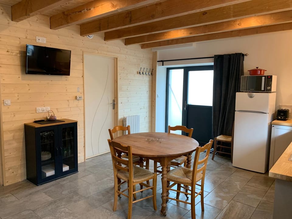 TV and multimedia, Kitchen or kitchenette, Dining area, oven, pet friendly, stove