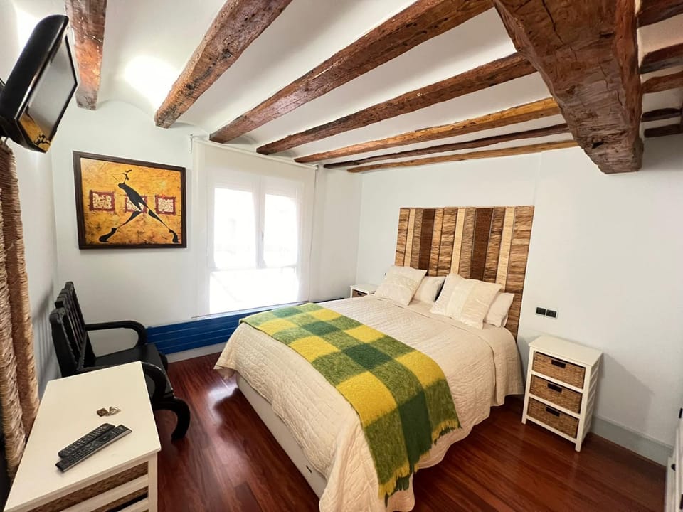 TV and multimedia, Photo of the whole room, Bedroom