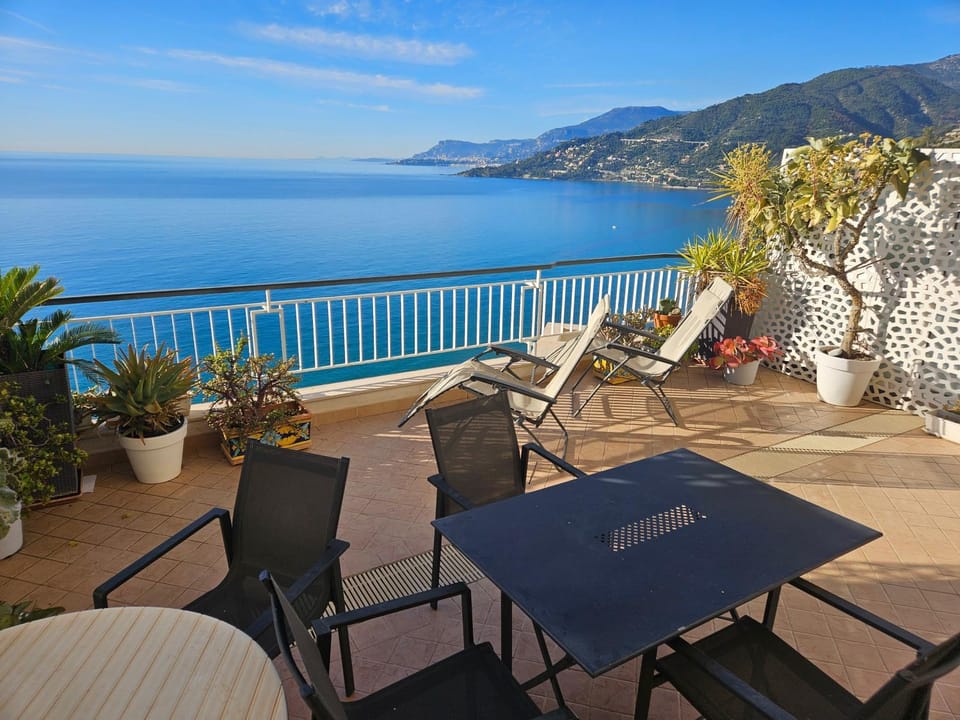 Beachfront Paradise - Panoramic Terrace, Monaco view & Private Beach Access - French Riviera Liguria Apartment in Ventimiglia