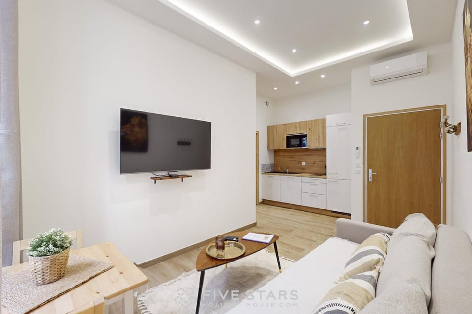 TV and multimedia, Living room, Seating area, Evening entertainment, air conditioner