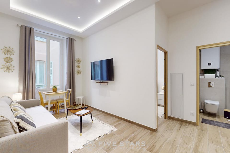 TV and multimedia, Kitchen or kitchenette, Living room, Seating area