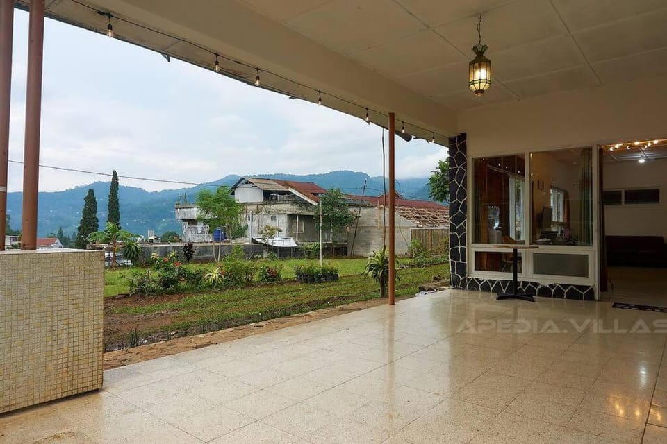 Villa DBusso Apedia, 3 BR, SP, Billiard, Karaoke Villa in Cisarua