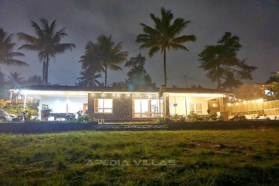 Villa DBusso Apedia, 3 BR, SP, Billiard, Karaoke Villa in Cisarua