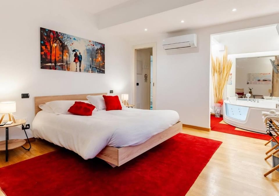 Bed, Hot Tub, Photo of the whole room, Bedroom, towels, air conditioner