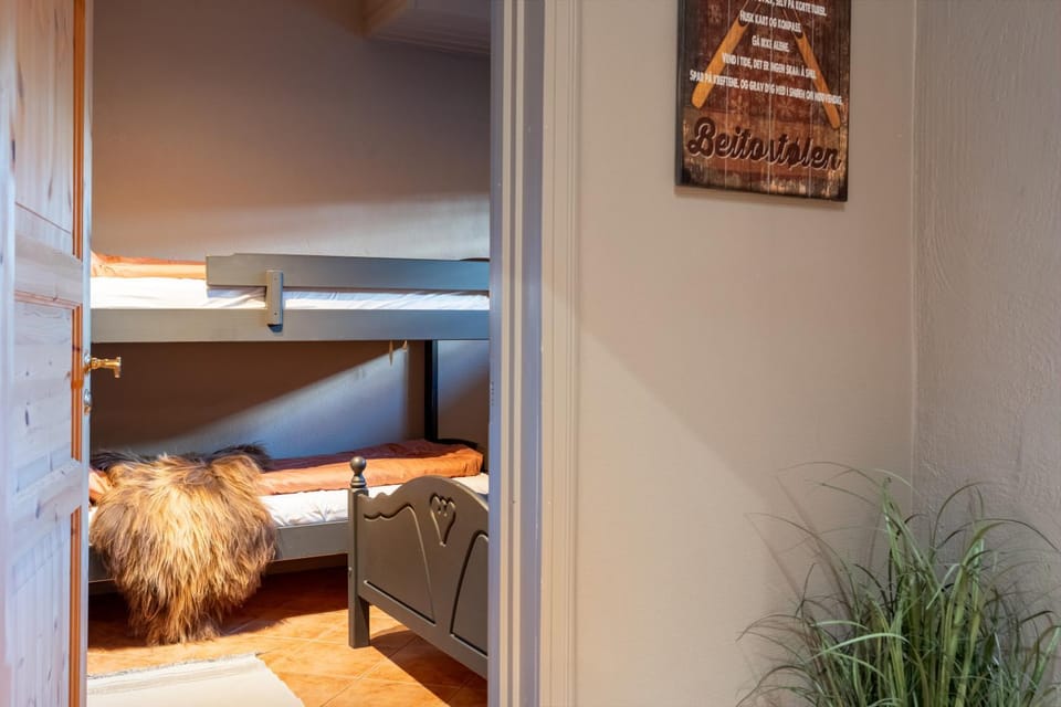 Bedroom, bunk bed