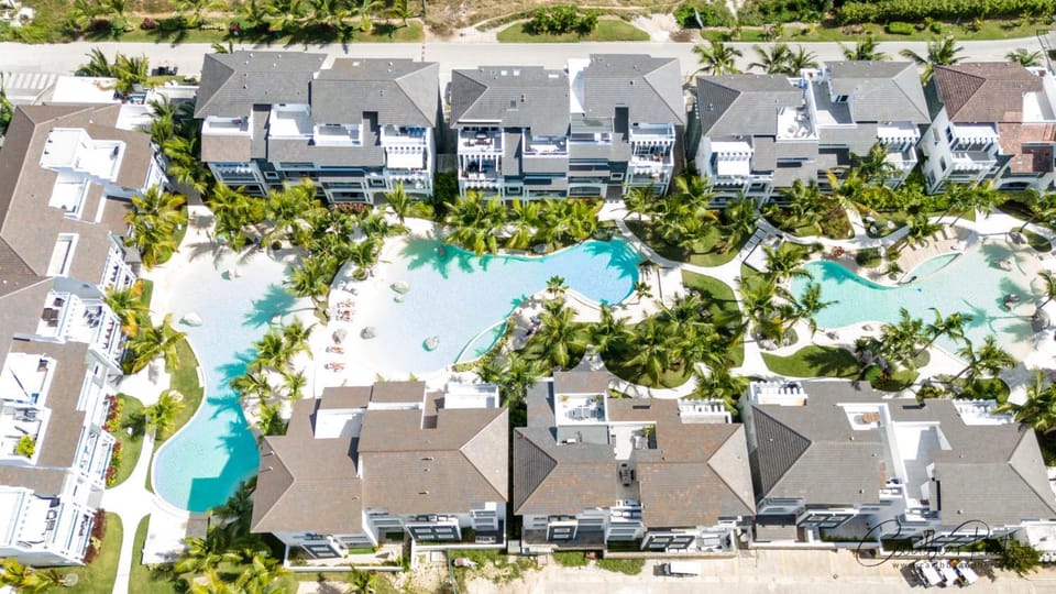 Property building, Bird's eye view, Garden, Pool view, Swimming pool