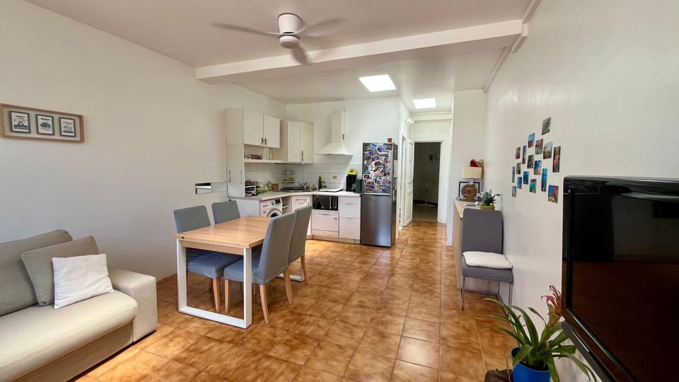 TV and multimedia, Kitchen or kitchenette, Dining area, oven, stove
