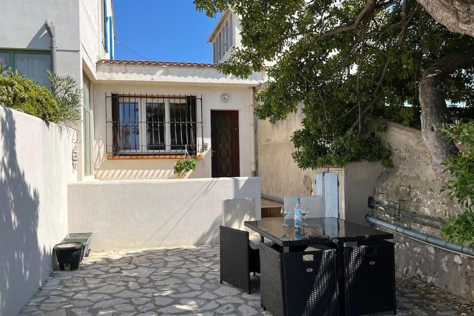 Property building, Patio, Facade/entrance, Garden, Dining area, Garden view