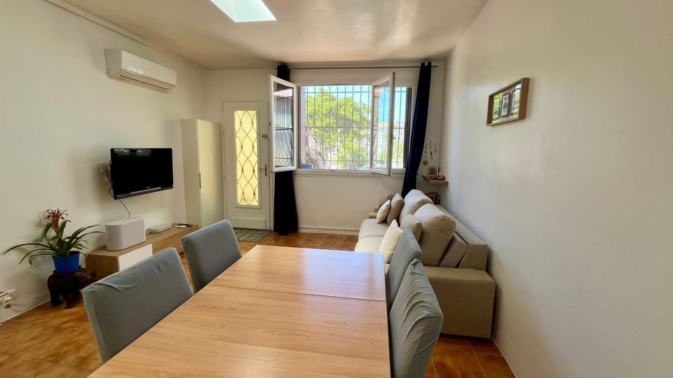 TV and multimedia, Living room, Seating area, Dining area, air conditioner