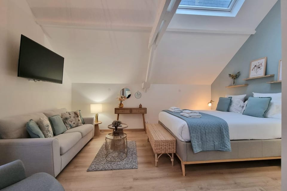 Le Magnolia Terrace & Private Parking Sleeps 6 House in Honfleur