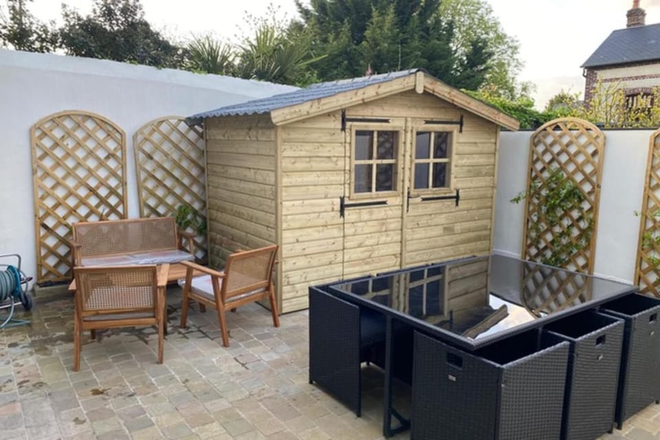 Le Magnolia Terrace & Private Parking Sleeps 6 House in Honfleur