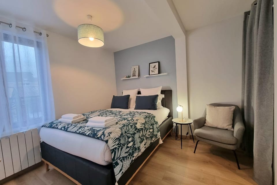 Le Magnolia Terrace & Private Parking Sleeps 6 House in Honfleur