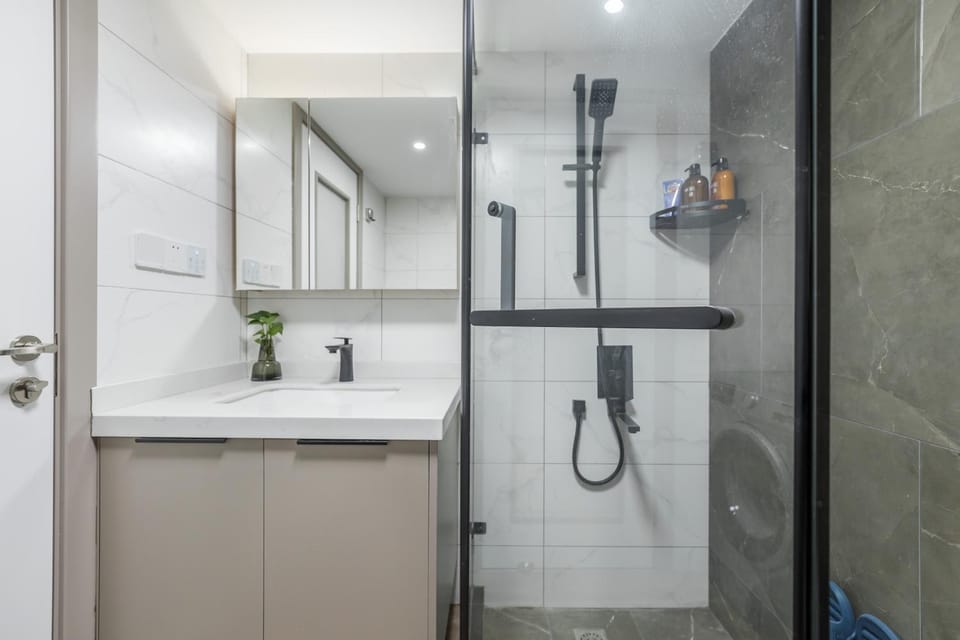 Shower, Toilet