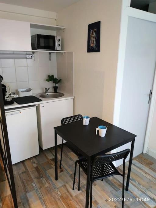Grand Studio avec jardin et entrée privative à noter réservations de 3 nuits minimum Apartment in Clermont-Ferrand