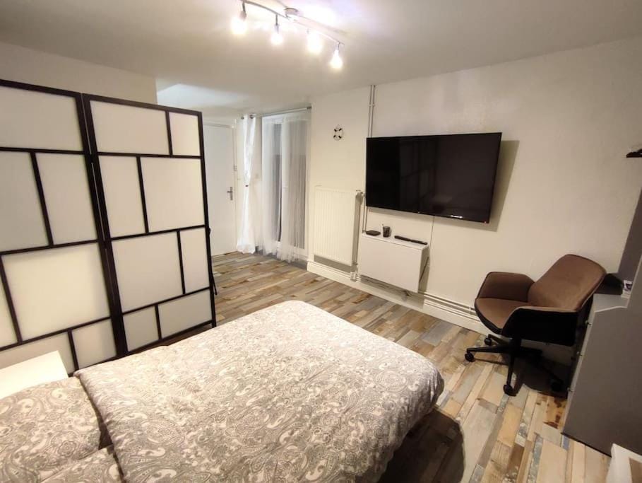 Grand Studio avec jardin et entrée privative à noter réservations de 3 nuits minimum Apartment in Clermont-Ferrand