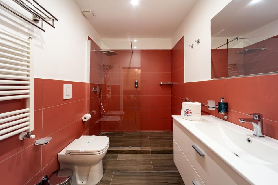 Shower, Toilet, Bathroom, bidet, towels