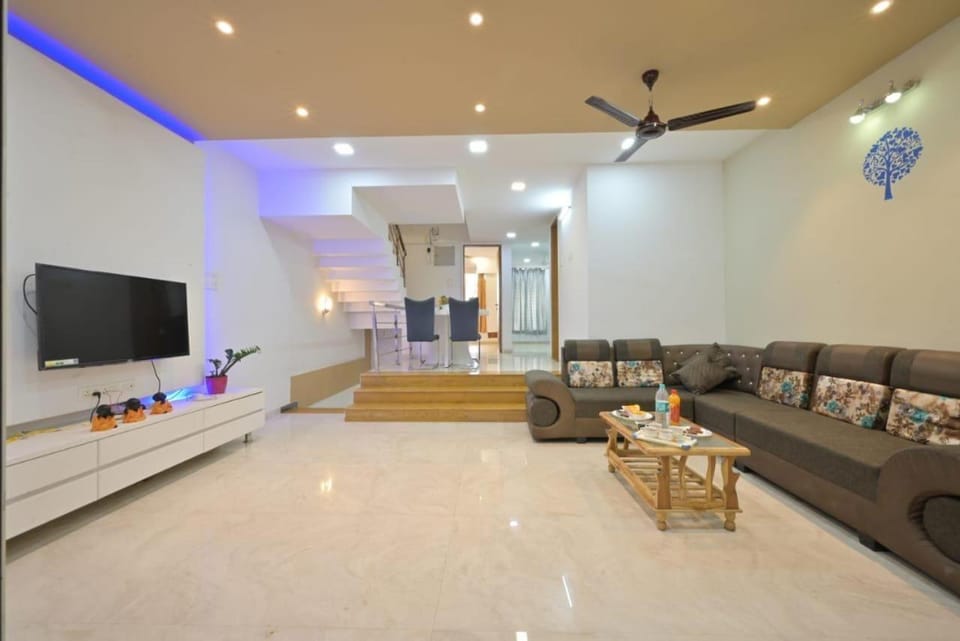Communal lounge/ TV room, TV and multimedia, Living room, Seating area, Evening entertainment