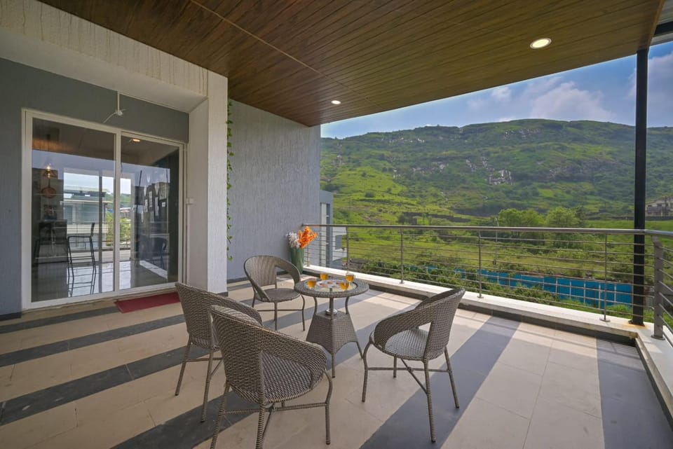 Natural landscape, View (from property/room), Balcony/Terrace, Seating area, Mountain view