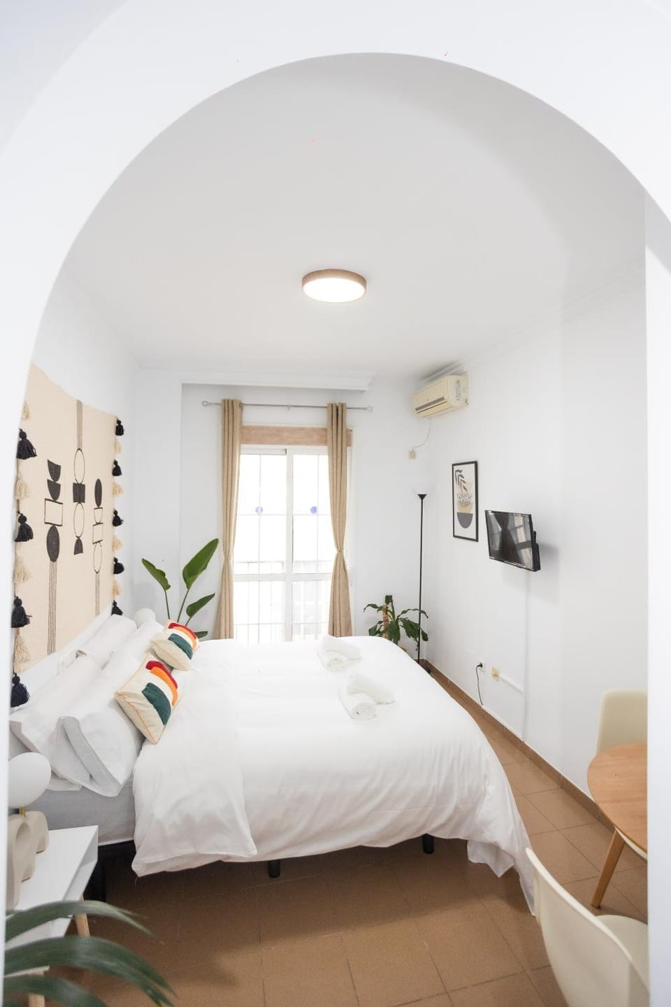 Bed, TV and multimedia, Photo of the whole room, air conditioner
