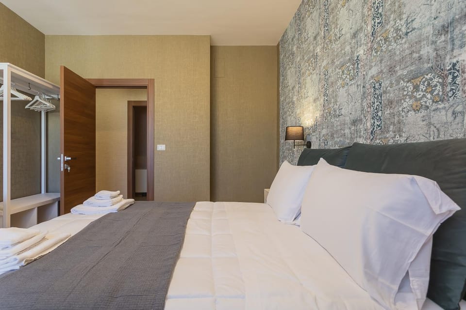 Photo of the whole room, Bedroom, towels