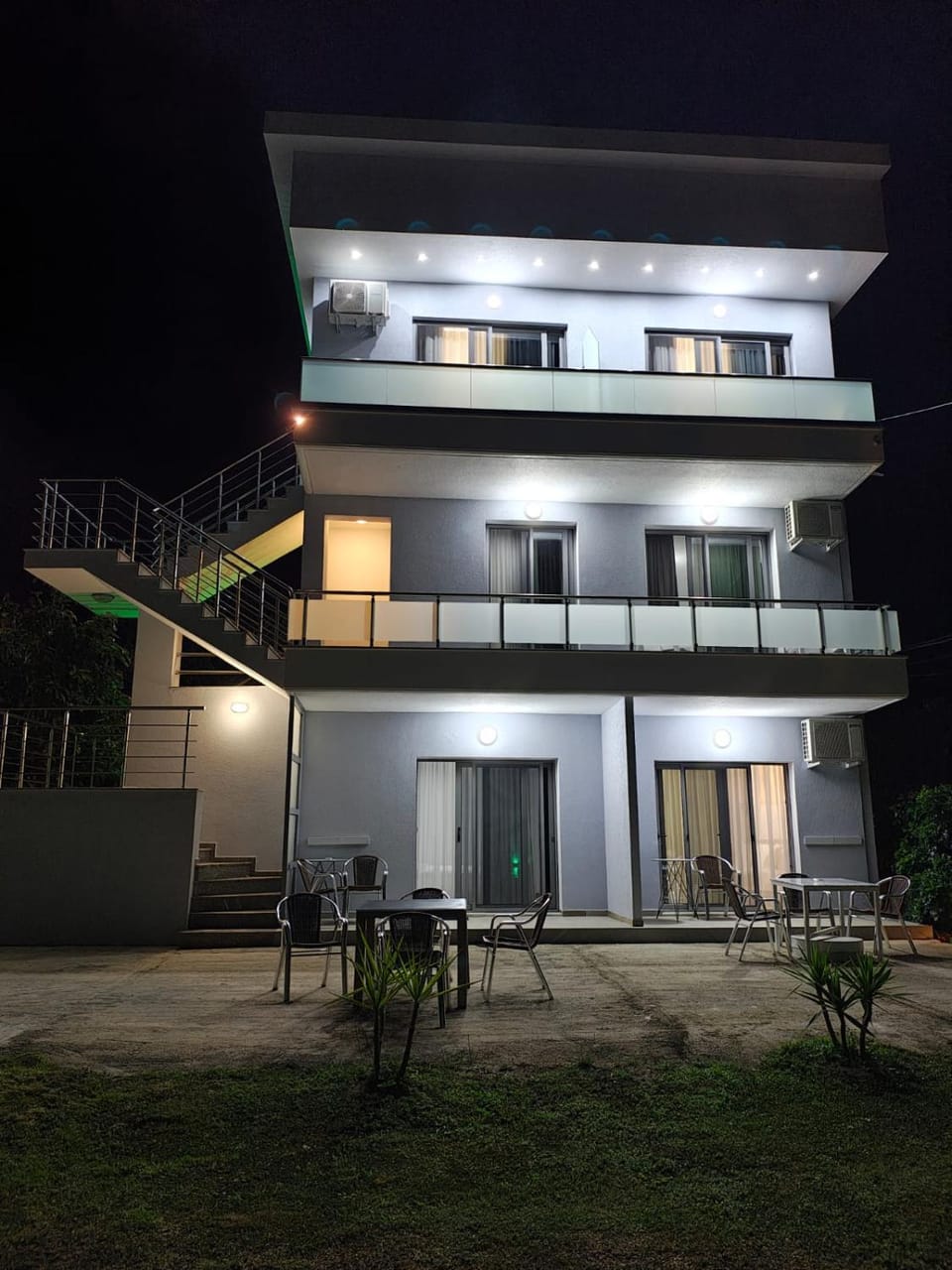 Property building, Night, Garden, View (from property/room), Balcony/Terrace, Garden view, Breakfast