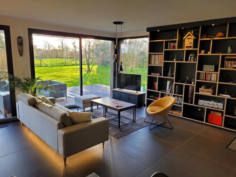 Garden, Library, TV and multimedia, Balcony/Terrace, Living room, Garden view