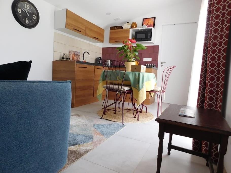 Communal lounge/ TV room, TV and multimedia, Kitchen or kitchenette, Living room, Seating area, Dining area, Evening entertainment, minibar, stove