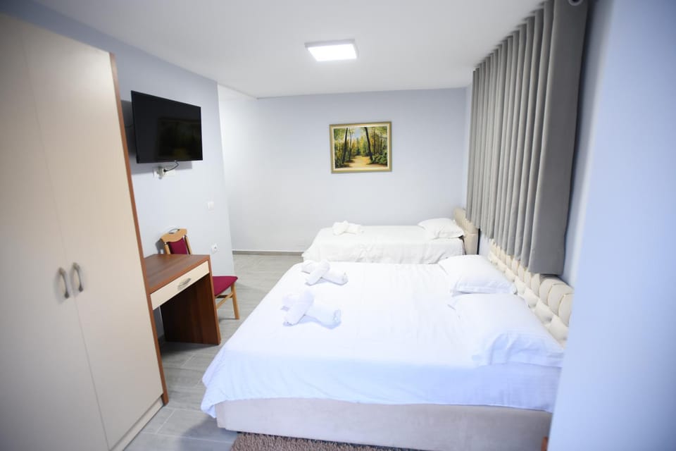 Bed, TV and multimedia, Photo of the whole room, Bedroom, towels