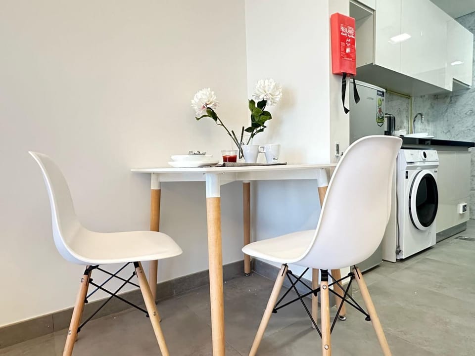 Kitchen or kitchenette, Seating area, Dining area