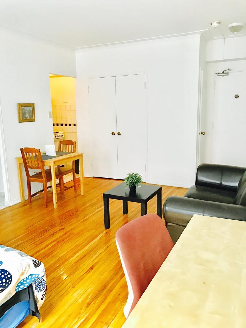 Stylish Montreal Apartment: Comfortable Stay in the Golden Square Mile Apartment in Montreal