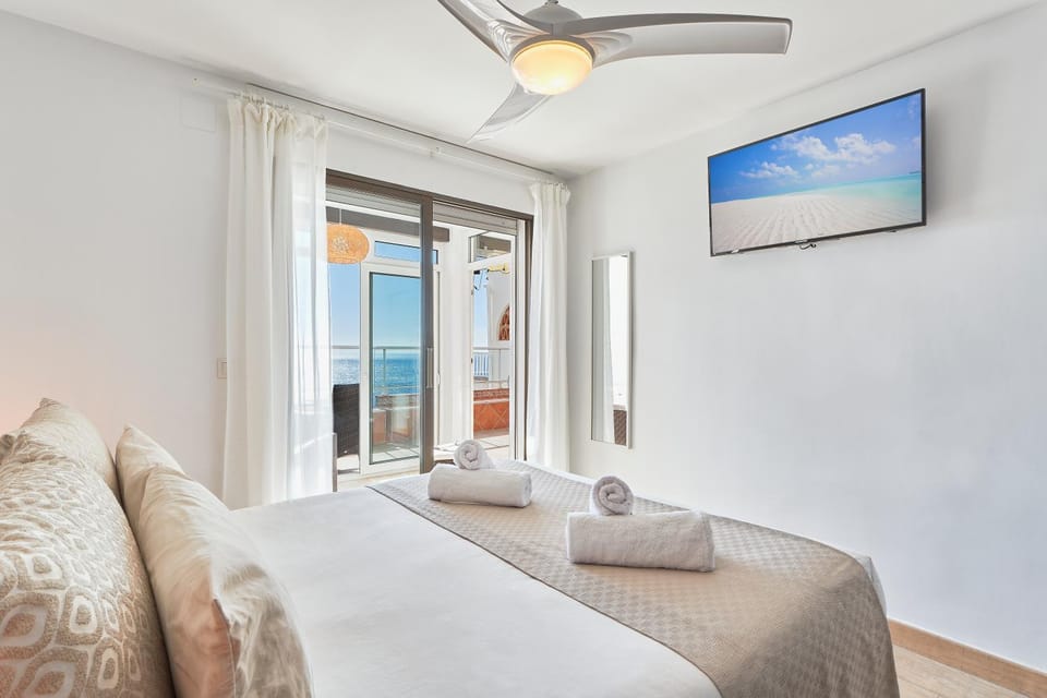 Bed, TV and multimedia, Photo of the whole room, Bedroom, towels, air conditioner