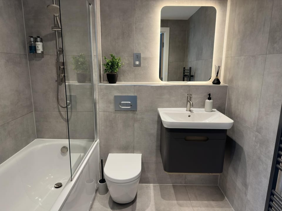 Shower, Toilet, Bathroom, Bath, towels