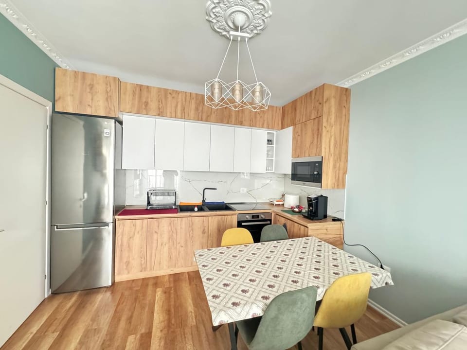 Kitchen or kitchenette, Dining area, oven, stove, toaster