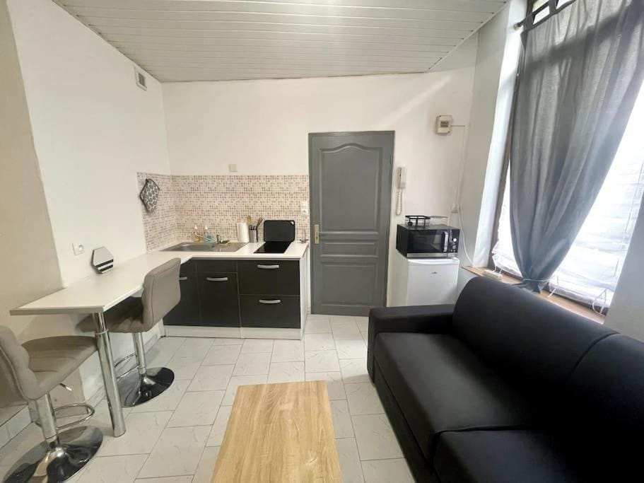 Kitchen or kitchenette, minibar, stove