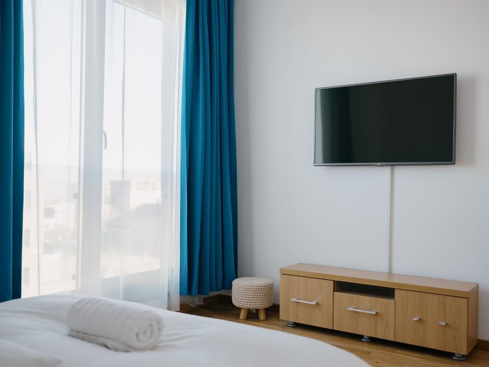 Bed, TV and multimedia, Photo of the whole room, Bedroom