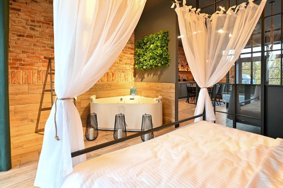 Bed, Hot Tub, Hot Tub, Photo of the whole room, Bedroom