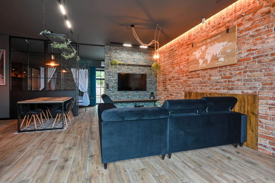 Communal lounge/ TV room, TV and multimedia, Living room, Seating area, Dining area, Evening entertainment